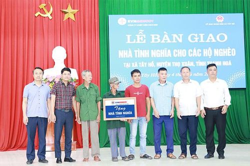 Công ty Nhiệt điện Nghi Sơn trao tặng nhà tình nghĩa cho các hộ nghèo tại xã Tây Hồ (Thọ Xuân)