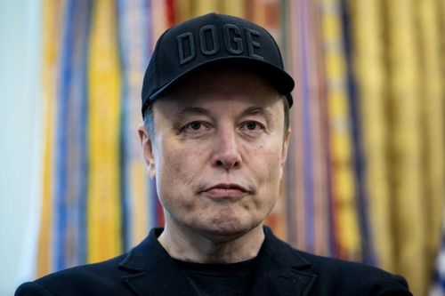 Ông Musk tranh cãi với ông Trump, vốn hóa Tesla 'bốc hơi' 152 tỷ USD trong một phiên