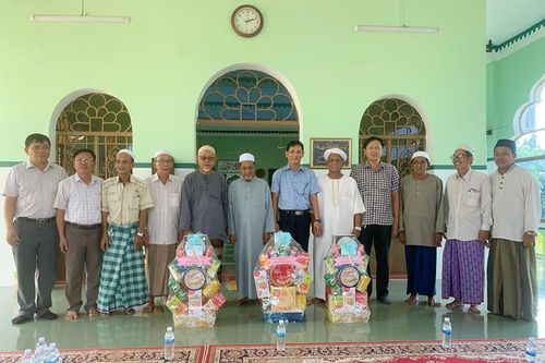 Ban Tuyên giáo và Dân vận Huyện ủy Châu Phú chúc Tết cổ truyền Roya Haji