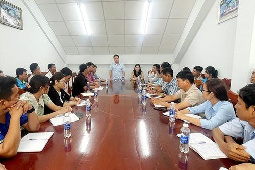 Bí thư Huyện ủy Tri Tôn làm việc với Trung tâm Văn hóa - Thể thao - Du lịch và Truyền thanh về sắp xếp bộ máy