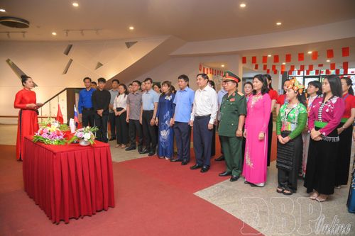 Trao Hũ đựng đất thiêng cho Bảo tàng Chiến thắng Điện Biên Phủ