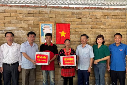 Bàn giao 2 căn nhà xây dựng bằng gạch không nung cho hộ nghèo
