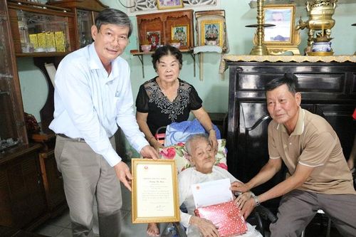 Thăm, chúc mừng thọ cụ tròn 100 tuổi