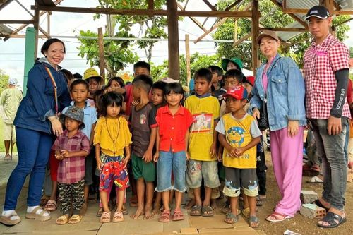 Tặng 400 suất quà cho học sinh, người dân khó khăn xã Hbông