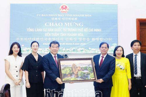 Chủ tịch UBND tỉnh Nguyễn Tấn Tuân tiếp xã giao Tổng Lãnh sự Hàn Quốc tại TP. Hồ Chí Minh