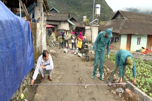 Tả Phìn: Xây dựng đường giao thông nội bản