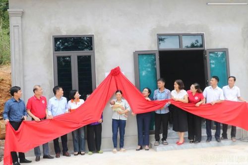Bàn giao nhà nhân ái cho hộ có hoàn cảnh khó khăn tại huyện Cao Lộc