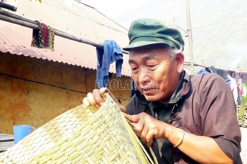 Đồng bào các dân tộc vùng cao Bát Xát giữ nghề đan lát