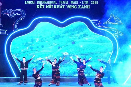 Ấn tượng đêm giao lưu văn nghệ tại Hội chợ Du lịch quốc tế Lào Cai 2025