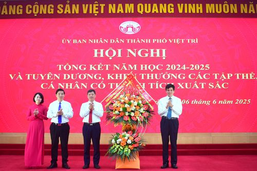 Tuyên dương, khen thưởng các tập thể, cá nhân có thành tích xuất sắc năm học 2024-2025