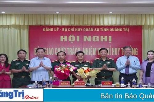 Bàn giao chức trách, nhiệm vụ chỉ huy trưởng Bộ CHQS tỉnh Quảng Trị