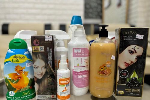 Ngăn chặn kịp thời hàng trăm sản phẩm mỹ phẩm hết hạn sử dụng cùng các sản phẩm chế phẩm diệt khuẩn gia dụng