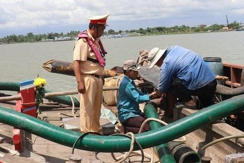 Vĩnh Long phát hiện 2 trường hợp nghi vận chuyển cát sông trái phép