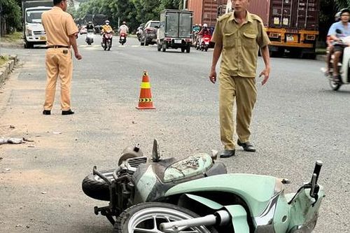 Ngã xe máy văng vào cột biển báo hiệu, người đàn ông tử vong