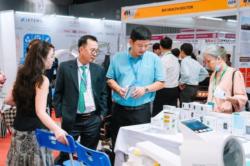 Hàng loạt thiết bị chăm sóc sức khỏe gia đình được giới thiệu tại VIETNAM MEDIPHARM EXPO 2025
