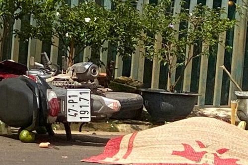 Xe khách va chạm xe máy, 3 người thương vong