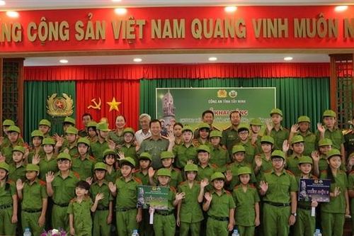 Khai giảng chương trình 'Học làm chiến sĩ Công an năm 2025' với nhiều kiến thức bổ ích