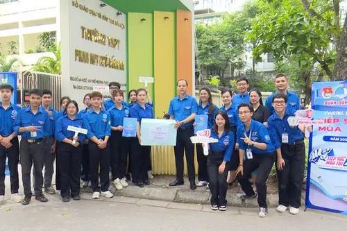 Hơn 5 nghìn thanh niên hỗ trợ thí sinh thi vào 10