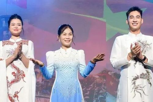 Thông điệp 'Vì hòa bình' qua tà áo dài Việt Nam