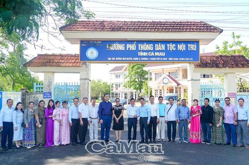 Đoàn Tổng Lãnh sự Vương quốc Campuchia thăm và làm việc tại Trường Phổ thông Dân tộc nội trú Cà Mau