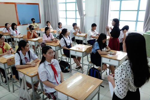 Giám thị coi thi lớp 10 bước hụt chân phải nhập viện cấp cứu