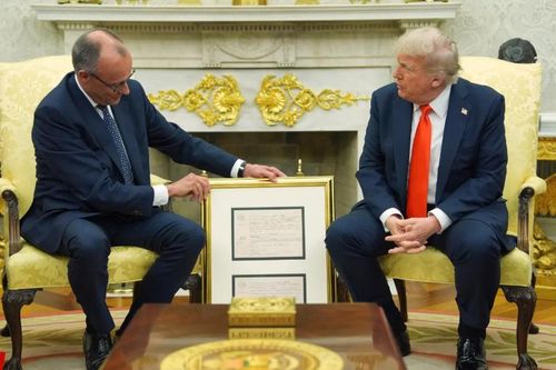 Thủ tướng Đức tặng ông Trump giấy khai sinh của ông nội, bọc khung mạ vàng