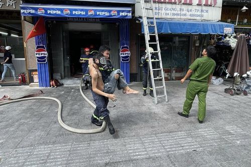 Cháy quán lẩu 6 tầng ở TP.HCM, cảnh sát cứu nhiều người thoát nạn