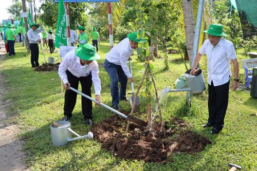 Nông dân miền Tây thu gom hơn 8 tấn vỏ bao thuốc bảo vệ thực vật