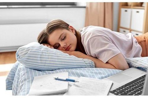 4 thay đổi thói quen ăn uống giúp sĩ tử ngủ ngon