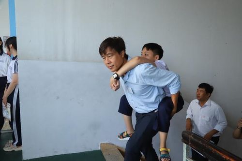 Thí sinh thi lớp 10 mắc bệnh teo cơ tủy được cõng lên phòng thi