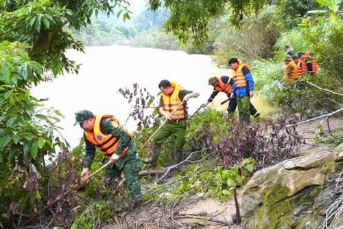 Tự bơi từ Trung Quốc về, đôi vợ chồng trẻ mất tích giữa sông Chảy