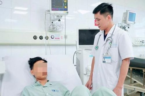 Chạy đua với thời gian cứu nam thanh niên bị thang máy kẹp cổ