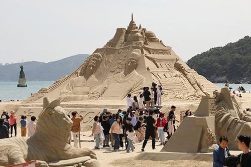 Một ngày 'lạc' vào lễ hội điêu khắc cát ở Busan