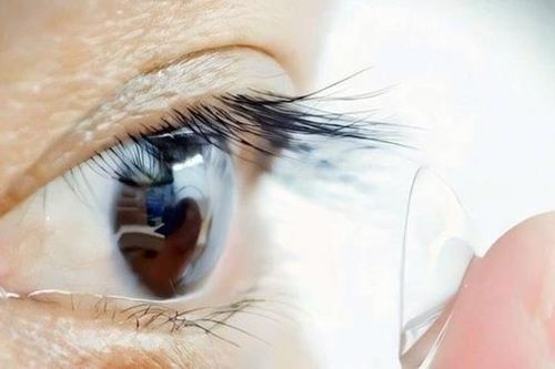 Kính áp tròng nhìn xuyên bóng tối