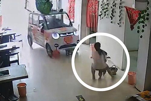 Người chị 11 tuổi cứu em gái thoát nạn trong gang tấc