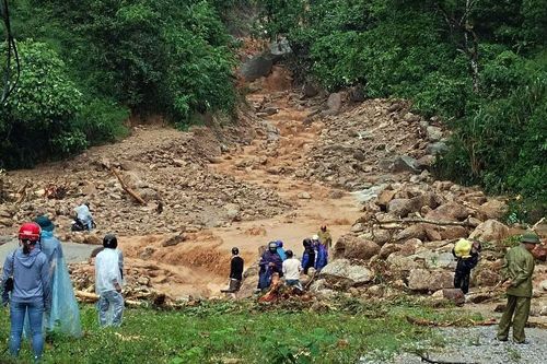 Sạt lở đất làm sập nhà, 2 người bị thương tại Hà Giang