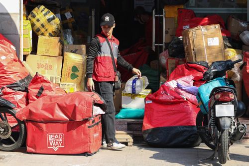 Be bắt tay Viettel Post