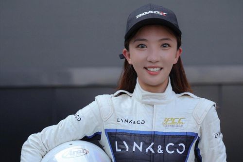 Nữ tay đua F1 đầu tiên của Trung Quốc