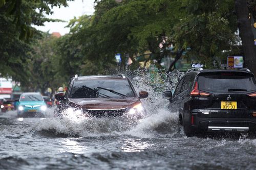 TP.HCM mưa lớn, ôtô nối đuôi nhau di chuyển trên đường ngập