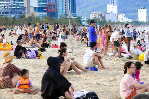 Nghìn người kéo nhau tắm biển giải nhiệt ở Đà Nẵng