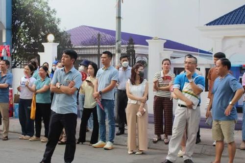 Hà Nội: phụ huynh hồi hộp đợi con thi vào lớp 10