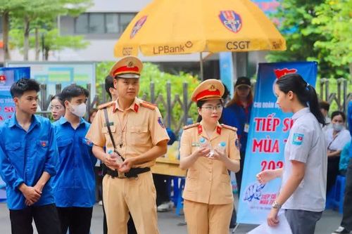 Những hình ảnh đẹp của công an Thủ đô đồng hành cùng sĩ tử