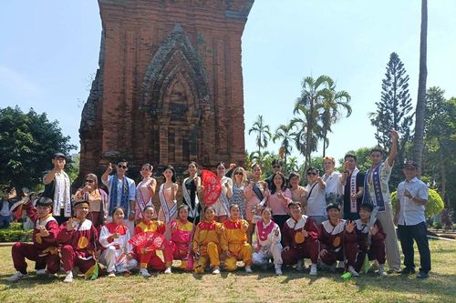 Hoa hậu, nam vương siêu thể hình trải nghiệm du lịch tàu hỏa