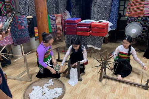 Ươm mầm bản sắc trên ghế nhà trường