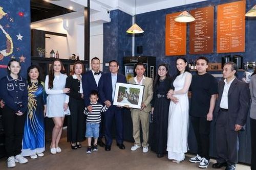 Thủ tướng thăm gia đình kiều bào kinh doanh ẩm thực Việt Nam tại Estonia