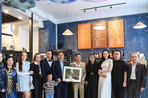 Thủ tướng Phạm Minh Chính và Phu nhân thăm gia đình người Việt Nam ở Tallinn