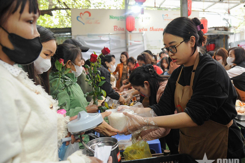 Tình người từ 'Bữa cơm yêu thương'
