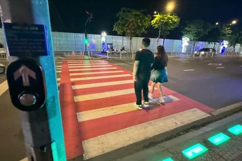 Đi bộ qua đường an toàn nhờ đèn cảnh báo