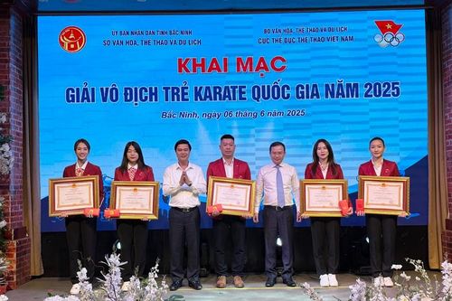 4 nữ tuyển thủ giành HCV karate châu Á được tặng Huân chương Lao động hạng Nhì