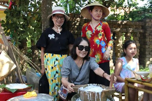 Du khách trải nghiệm xay bột, tráng mì tại Festival Mỳ Quảng 2025